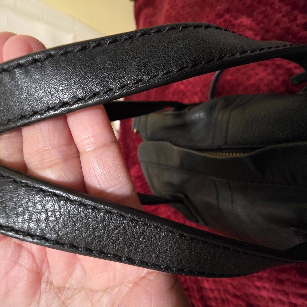 Elegant Black Leather Handbag - Picture 5 of 9